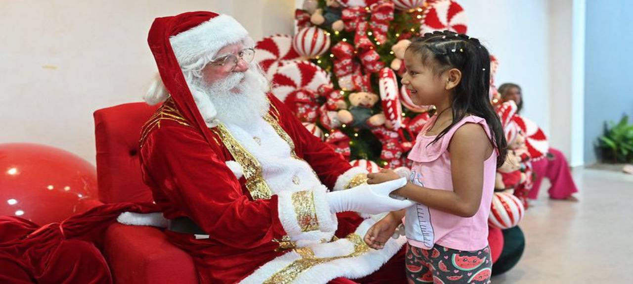 MAGIA DO NATAL  Papai Noel visita polo Senador Hélio Campos do CCJuv e faz a alegria da criançada