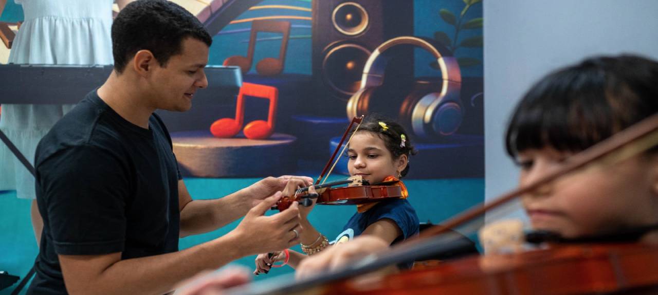 TEORIA E PRÁTICA  Aulas de violino no CCJuv desenvolvem coordenação e equilíbrio dos alunos